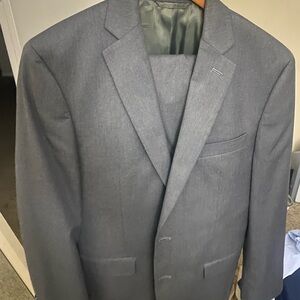Van Heusen Charcoal Gray Men's Suit